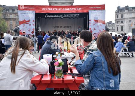 Trafalgar Square, London, Großbritannien. 23. April 2022. St. George's Day am Trafalgar Square. Kredit: Matthew Chattle/Alamy Live Nachrichten Stockfoto