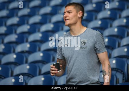 West Bromwich, Großbritannien. 23. April 2022. Ted Cann #37 von West Bromwich Albion kommt vor dem Start in West Bromwich, Großbritannien, am 4/23/2022 ins Spiel. (Foto von Gareth Evans/News Images/Sipa USA) Quelle: SIPA USA/Alamy Live News Stockfoto