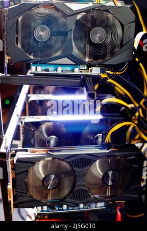 Nahaufnahme von Details der modernen Bergbau-Rig mit gpu, Grafikkarten für die Erstellung von Bitcoin digitale Währung verwendet. Elektronische Geräte mit Lüftern. Cryptocurrenc Stockfoto