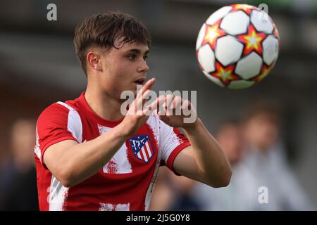 Nyon, Schweiz, 22.. April 2022. Sergio Diez Roldan von Atletico Madrid während des Spiels der UEFA Youth League im Colovray Sports Center, Nyon. Bildnachweis sollte lauten: Jonathan Moscrop / Sportimage Kredit: Sportimage/Alamy Live News Stockfoto