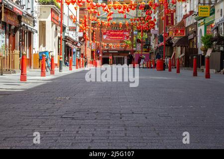 London, Großbritannien, 14. Mai 2020: Chinatown während der Pandemie mit leeren Straßen Stockfoto