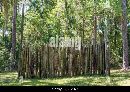 Überreste eines Pfostenzauns im Fort Cooper State Park - Inverness, Florida, USA Stockfoto