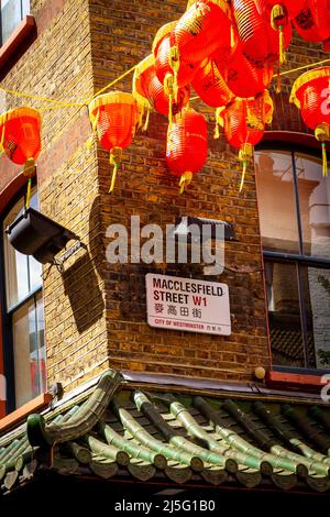 London, Großbritannien, 14. Mai 2020: MacClesfield Street Sign in Chinatown in Soho während der Feierlichkeiten zum neuen Jahr Stockfoto