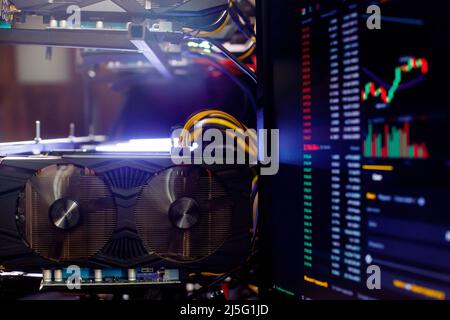 Grafikkarten in Rig für den bergbaubetrieb ethereum im Hintergrund Börse ETH Chart. Stockfoto