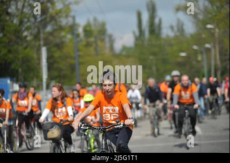 Budapest , Hungary , 23. APR 2022, Radfahrerkundgebung durch Budapest in der Nachfrage nach einer fahrradfreundlicheren Stadt, Balint Szentgallay / Alamy Live News Stockfoto