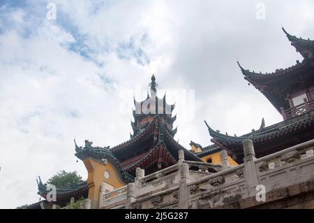 Cishou-Pagode auf einem Hügel über verschiedenen Gebäuden im malerischen Gebiet des Jinshan-Tempels an einem bewölkten Tag in Zhenjiang China, Provinz jiangsu. Stockfoto