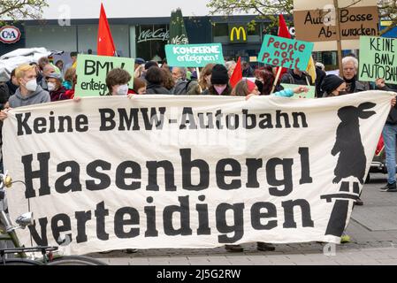 München, Deutschland. 23. April 2022. Passanten und Bewohner des Bezirks Hasenbergl nehmen an einer Demonstration gegen den Bau einer Autobahnverbindung zur A99 durch Hasenbergl Teil. Kredit: Peter Kneffel/dpa/Alamy Live Nachrichten Stockfoto