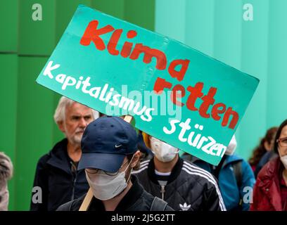 München, Deutschland. 23. April 2022. Passanten und Bewohner des Bezirks Hasenbergl nehmen an einer Demonstration gegen den Bau einer Autobahnverbindung zur A99 durch Hasenbergl Teil. Kredit: Peter Kneffel/dpa/Alamy Live Nachrichten Stockfoto