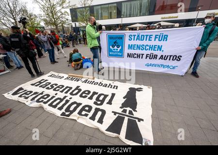 München, Deutschland. 23. April 2022. Passanten und Bewohner des Bezirks Hasenbergl nehmen an einer Demonstration gegen den Bau einer Autobahnverbindung zur A99 durch Hasenbergl Teil. Kredit: Peter Kneffel/dpa/Alamy Live Nachrichten Stockfoto