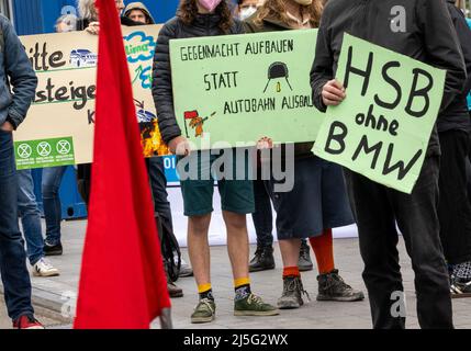 München, Deutschland. 23. April 2022. Passanten und Bewohner des Bezirks Hasenbergl nehmen an einer Demonstration gegen den Bau einer Autobahnverbindung zur A99 durch Hasenbergl Teil. Kredit: Peter Kneffel/dpa/Alamy Live Nachrichten Stockfoto