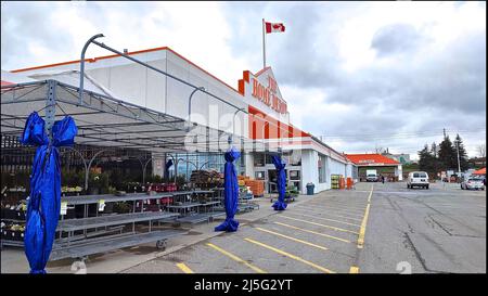 Toronto, Kanada - 19. April 2022: Außenansicht eines Baumarkt mit Gartencenter Stockfoto