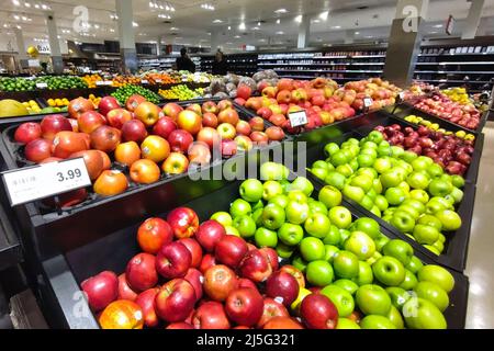 Toronto, Kanada - 22. April 2022: Apple zum Verkauf im Supermarkt Stockfoto