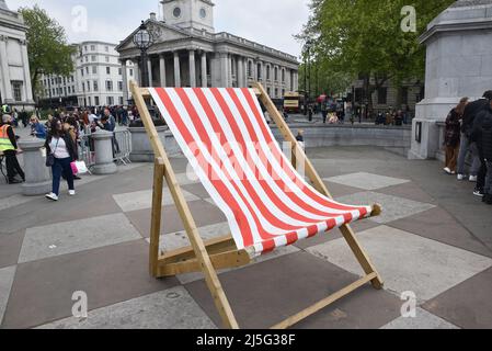 Trafalgar Square, London, Großbritannien. 23. April 2022. St. George's Day am Trafalgar Square. Kredit: Matthew Chattle/Alamy Live Nachrichten Stockfoto