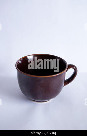 Eine große braune Tasse isoliert auf weißem Hintergrund Stockfoto