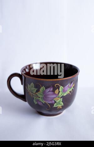 Eine große braune Tasse isoliert auf weißem Hintergrund Stockfoto