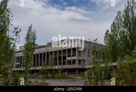 Tschernobyl, Ukraine - Mai , 2019: Palast der Kultur Energetik - Text sagt: Palast der Kultur Energetik - Pripyat, Sperrzone Tschernobyl, Ukraine Stockfoto