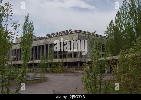 Tschernobyl, Ukraine - Mai , 2019: Palast der Kultur Energetik - Text sagt: Palast der Kultur Energetik - Pripyat, Sperrzone Tschernobyl, Ukraine Stockfoto