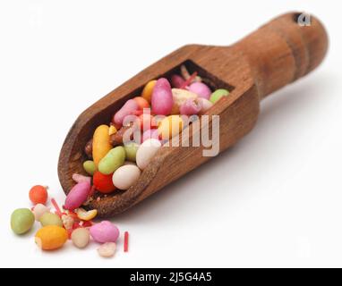 Bunte paan Masala Gewürz zum Essen Betel Blatt auf weißem Hintergrund Stockfoto