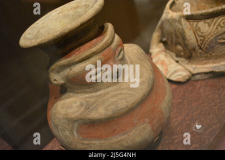 Temporäre Ausstellung der Cocle-Kultur im Penn University Museum. Keramikstücke, die bei der Beerdigung 11 von Sitio Conte gefunden wurden Stockfoto