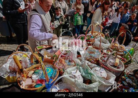 Breslau, Breslau, Polen. 23. April 2022. Am 23. April 2022 ist Karsamstag in der Kirche. Viele Ukrainer in WrocÅ‚AW, weg vom Krieg, opferten ihre Ostergerichte (Foto: © Krzysztof Zatycki/ZUMA Press Wire) Stockfoto