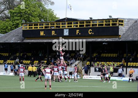 Melrose, Großbritannien. 23. April 2022. Melrose, Samstag, 23. April 2022. FOSROC Super6 Sprint Serie Southern Knight vs Watsonians auf den Greenyards, Melrose. Line-Out für die Teams vor dem historischen Melrose Rugby-Stand in den Greenyards, Melrose (Bildquelle: Rob Gray/Alamy Live News Stockfoto