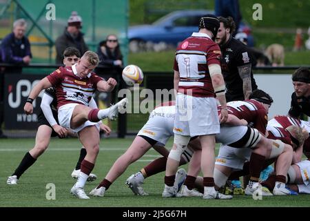 Melrose, Großbritannien. 23. April 2022. Melrose, Samstag, 23. April 2022. FOSROC Super6 Sprint Serie Southern Knight vs Watsonians auf den Greenyards, Melrose. Murray Scott (Watsonians) räumt nach einem Gedränge den Ball frei (Bildquelle: Rob Gray/Alamy Live News Stockfoto