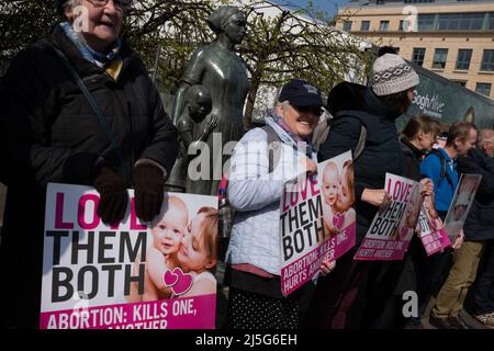 Edinburgh, Großbritannien, 23.. April 2022. Pro-Life-Aktivisten halten Plakate bereit, während sie sich Pro-Choice-Aktivisten auf der Lothian Road gegenübersehen, am Jahrestag der Gesetzesüberstellung des Abtreibungsgesetzes von 1967. Für das schottische Parlament wurde ein privater membersÕ-Gesetzentwurf vorgeschlagen, um Pro-Life-Kampagnen außerhalb von Krankenhäusern zu stoppen. In Edinburgh, Großbritannien, 23. April 2022. Stockfoto