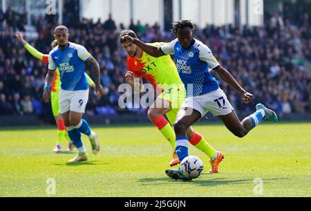 Ricky Jade-Jones von Peterborough United schießt beim Sky Bet Championship-Spiel im Weston Homes Stadium, Peterborough, auf das Tor. Bilddatum: Samstag, 23. April 2022. Stockfoto