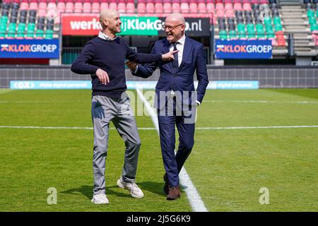 NIJMEGEN, NIEDERLANDE - 23. APRIL: Trainer Erik ten Hag von Ajax und General Manager Wilco van Schaik von Ajax während des niederländischen Eredivisie-Spiels zwischen NEC Nijmegen und Ajax am 23. April 2022 im Het Goffertstadion in Nijmegen, Niederlande (Foto: Jeroen Meuwsen/Orange Picts) Stockfoto