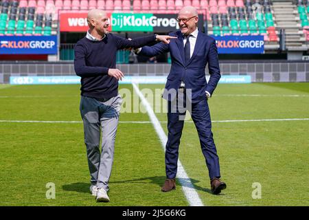 NIJMEGEN, NIEDERLANDE - 23. APRIL: Trainer Erik ten Hag von Ajax und General Manager Wilco van Schaik von Ajax während des niederländischen Eredivisie-Spiels zwischen NEC Nijmegen und Ajax am 23. April 2022 im Het Goffertstadion in Nijmegen, Niederlande (Foto: Jeroen Meuwsen/Orange Picts) Stockfoto