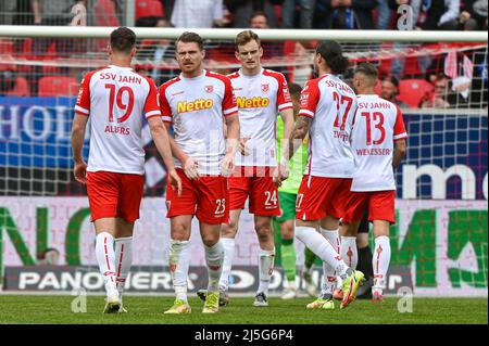 Regensburg, Deutschland. 23. April 2022. Fußball: 2. Bundesliga, Jahn Regensburg - Hamburger SV, Matchday 31, Jahnstadion Regensburg. Die Regensburger sind enttäuscht auf dem Platz, nachdem sie das Spiel gegen Hamburg mit 2:4 verloren haben. Quelle: Armin Weigel/dpa - WICHTIGER HINWEIS: Gemäß den Anforderungen der DFL Deutsche Fußball Liga und des DFB Deutscher Fußball-Bund ist es untersagt, im Stadion und/oder vom Spiel aufgenommene Fotos in Form von Sequenzbildern und/oder videoähnlichen Fotoserien zu verwenden oder zu verwenden./dpa/Alamy Live News Stockfoto