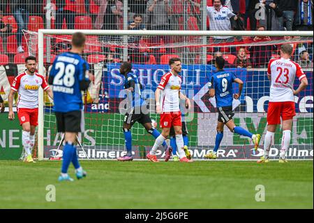 Regensburg, Deutschland. 23. April 2022. Fußball: 2. Bundesliga, Jahn Regensburg - Hamburger SV, Matchday 31, Jahnstadion Regensburg. Der Hamburger David Ksombi (3. von links) punktet beim Elfmeterschießen und bringt es gegen Regensburg auf 2:4. Quelle: Armin Weigel/dpa - WICHTIGER HINWEIS: Gemäß den Anforderungen der DFL Deutsche Fußball Liga und des DFB Deutscher Fußball-Bund ist es untersagt, im Stadion und/oder vom Spiel aufgenommene Fotos in Form von Sequenzbildern und/oder videoähnlichen Fotoserien zu verwenden oder zu verwenden./dpa/Alamy Live News Stockfoto