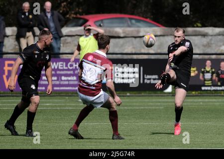 Melrose, Großbritannien. 23. April 2022. Melrose, Samstag, 23. April 2022. FOSROC Super6 Sprint Serie Southern Knight vs Watsonians auf den Greenyards, Melrose. Nathan Chamberlain (Southern Knights) spielt den Ball an Angus Guthrie (Watsonians) vorbei (Bildquelle: Rob Gray/Alamy Live News Stockfoto