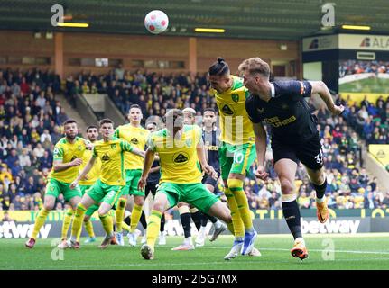 Dan Burn von Newcastle United geht beim Premier League-Spiel in der Carrow Road, Norwich, auf das Tor zu. Bilddatum: Samstag, 23. April 2022. Stockfoto