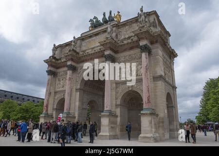 Paris, Frankreich: Triumphbogen des Karussells (Arc de Triomphe du Carrousel), der am Place du Carrousel errichtet wurde, um Napoleons militärischen Siegen zu gedenken Stockfoto