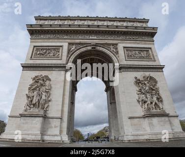 Paris: Der Triumphbogen des Sterns (Arc de Triomphe de l'Etoile), eines der berühmtesten Monumente von Paris am Ende der Champs Elysees Stockfoto