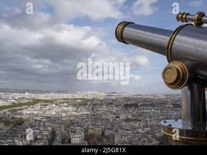 Paris: Luftaufnahme von der Spitze des Eiffelturms mit Ferngläsern, der Skyline der Stadt und der Kathedrale Saint Louis im Les Invalides-Komplex Stockfoto