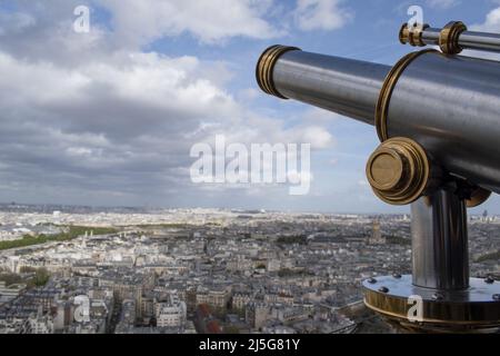 Paris: Luftaufnahme von der Spitze des Eiffelturms mit Ferngläsern, der Skyline der Stadt und der Kathedrale Saint Louis im Les Invalides-Komplex Stockfoto