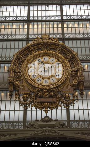 Paris: Die Uhr an der Innenwand der Haupthalle des Musée d'Orsay, ein Museum im ehemaligen Gare d'Orsay, einem Bahnhof von Beaux-Arts Stockfoto