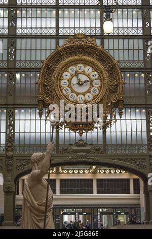 Paris: Die Skulptur Napoleon erster Gesetzgeber von Eugene Guillaume und die Uhr im Musée d'Orsay, Museum in einem ehemaligen Bahnhof von Beaux-Arts Stockfoto