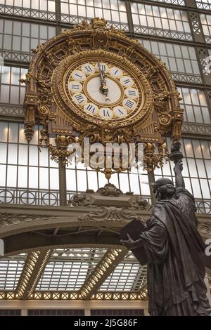 Paris: Skulptur die Freiheit, die die Welt erleuchtet (La Liberte eclairant le monde) von Frederic Auguste Bartholdi und die Uhr im Musée d'Orsay Stockfoto