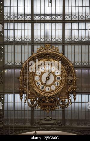 Paris: Die Uhr an der Innenwand der Haupthalle des Musée d'Orsay, ein Museum im ehemaligen Gare d'Orsay, einem Bahnhof von Beaux-Arts Stockfoto