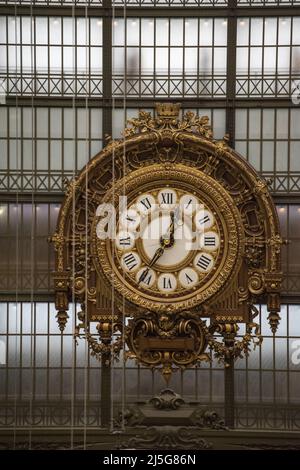 Paris: Die Uhr an der Innenwand der Haupthalle des Musée d'Orsay, ein Museum im ehemaligen Gare d'Orsay, einem Bahnhof von Beaux-Arts Stockfoto