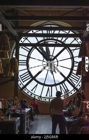 Paris, Frankreich: Kunden und Kellner im Restaurant hinter der Uhr der Halle des Musée d'Orsay, Museum in einem ehemaligen Bahnhof von Beaux-Arts Stockfoto
