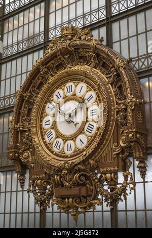 Paris: Die Uhr an der Innenwand der Haupthalle des Musée d'Orsay, ein Museum im ehemaligen Gare d'Orsay, einem Bahnhof von Beaux-Arts Stockfoto