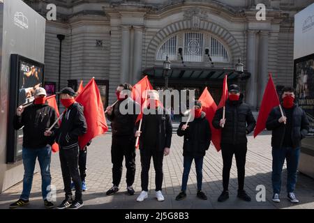 Edinburgh, Schottland, 23.. April 2022. Mitglieder der Kommunistischen Jugendliga unterstützen die Pro-Choice-Kampagne, da sich Pro-Life- und Pro-Choice-Aktivisten am Jahrestag des Gesetzesüberbruchs des Abtreibungsgesetzes von 1967 auf der Lothian Road gegenüberstehen. Für das schottische Parlament wurde ein privater membersÕ-Gesetzentwurf vorgeschlagen, um Pro-Life-Kampagnen außerhalb von Krankenhäusern zu stoppen. In Edinburgh, Schottland, 23. April 2022. Stockfoto