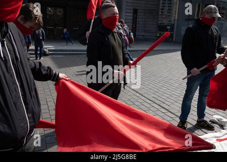 Edinburgh, Schottland, 23.. April 2022. Mitglieder der Kommunistischen Jugendliga unterstützen die Pro-Choice-Kampagne, da sich Pro-Life- und Pro-Choice-Aktivisten am Jahrestag des Gesetzesüberbruchs des Abtreibungsgesetzes von 1967 auf der Lothian Road gegenüberstehen. Für das schottische Parlament wurde ein privater membersÕ-Gesetzentwurf vorgeschlagen, um Pro-Life-Kampagnen außerhalb von Krankenhäusern zu stoppen. In Edinburgh, Schottland, 23. April 2022. Stockfoto