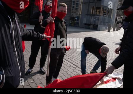 Edinburgh, Schottland, 23.. April 2022. Mitglieder der Kommunistischen Jugendliga unterstützen die Pro-Choice-Kampagne, da sich Pro-Life- und Pro-Choice-Aktivisten am Jahrestag des Gesetzesüberbruchs des Abtreibungsgesetzes von 1967 auf der Lothian Road gegenüberstehen. Für das schottische Parlament wurde ein privater membersÕ-Gesetzentwurf vorgeschlagen, um Pro-Life-Kampagnen außerhalb von Krankenhäusern zu stoppen. In Edinburgh, Schottland, 23. April 2022. Stockfoto