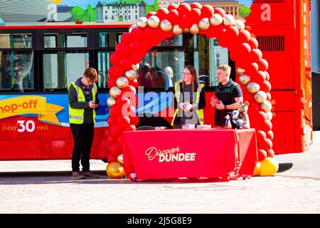 Dundee, Tayside, Schottland, Großbritannien. 23. April 2022. Hop On Hop Off Discover Dundee Open -Top Bus: Xplore Dundee hat seine Pläne für die diesjährigen Open-Top-Busrundfahrten durch die Stadt bekannt gegeben. Die Tour mit dem Namen „Discover Dundee“ findet täglich von April bis September statt und umfasst die Frühlings- und Sommersaison und beginnt am Montag, den 25.. April. Die Route verbindet die Waterfront und den City Quay mit dem Stadtzentrum und dem West Port, bevor sie den Law Hill hinauf führt. Kredit: Dundee Photographics/Alamy Live Nachrichten Stockfoto