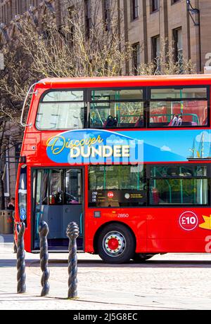 Dundee, Tayside, Schottland, Großbritannien. 23. April 2022. Hop On Hop Off Discover Dundee Open -Top Bus: Xplore Dundee hat seine Pläne für die diesjährigen Open-Top-Busrundfahrten durch die Stadt bekannt gegeben. Die Tour mit dem Namen „Discover Dundee“ findet täglich von April bis September statt und umfasst die Frühlings- und Sommersaison und beginnt am Montag, den 25.. April. Die Route verbindet die Waterfront und den City Quay mit dem Stadtzentrum und dem West Port, bevor sie den Law Hill hinauf führt. Kredit: Dundee Photographics/Alamy Live Nachrichten Stockfoto